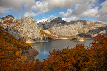 Vistas del embalse de Riaño desde el mirador de las Biescas