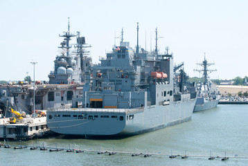 Obraz premium Norfolk Military Base Navy Ships