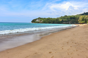 Obraz premium view of patong beach in phuket, sea waves roll on the sandy shore, foam and spray of water