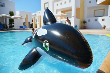 Pool mit Orka als Schwimmhilfe in einer Urlaubsresidenz in typischer Architektur auf der griechischen Insel Rhodos © Hermann