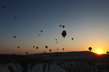 Mongolfiere all'alba in Cappadocia
