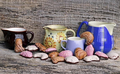 Bunte Lebkuchen und alte Kaffeekannen auf einem Holzuntergrund