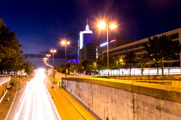 Plakat traffic in the city at night