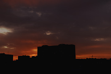 Obraz premium Beautiful autumn sunset from the window overlooking the city.