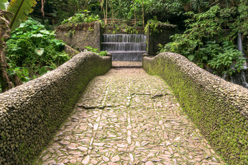 Puente de roca en parque Uruapan