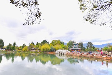 Obraz premium Chinese Pavilion and Ancient Bridge at Black Dragon Pool in Lijiang, China