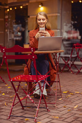 Obraz na płótnie Canvas Pretty Caucasian girl using a cellphone outside