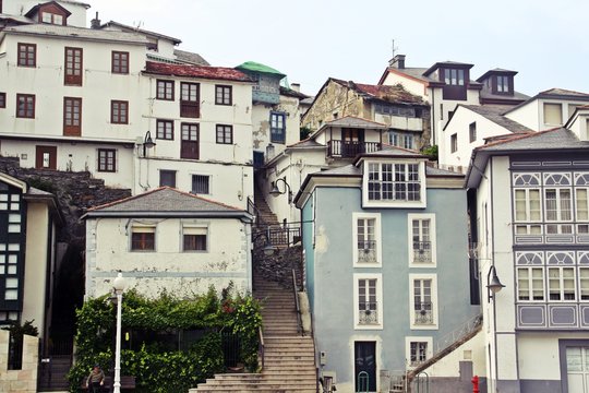 Las empinadas calles de Luarca, peque&ntilde;a ciudad de Asturias, en el norte de Espa&ntilde;a.