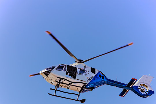 Polizei Hubschrauber beim Flug