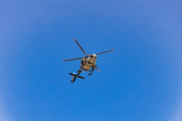 Fototapeta na wymiar Polizei Hubschrauber im Einsatz am Himmel