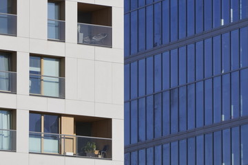 Obraz premium details of a new apartment building on a Sunny day. modern construction of houses, contrast of buildings