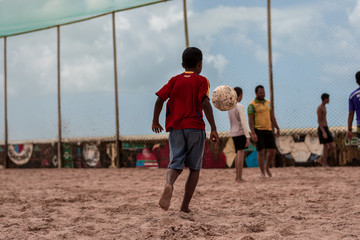 A Criança e a Bola.  essa imagem é muito característica do Brasil, esse registro foi em Brasília Teimosa, Zona Sul do Recife.