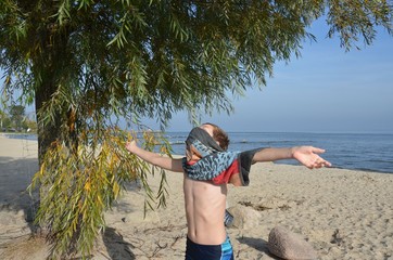 Kind bei Badewetter in Herbst am Strand in Ueckermünde