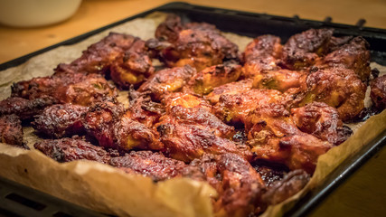 Ein ganzes Blech knusprigen Chickenwings frisch aus dem Ofen