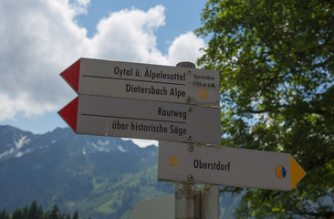 Wegweiser bei Gerstruben in den Bergen