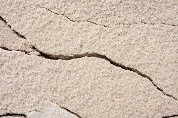 Sandoberfläche mit Rissen