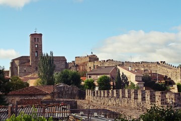 Fototapeta na wymiar Murallas e Iglesia de Santa María del Castillo en Buitrago del Lozoya (Madrid, España).