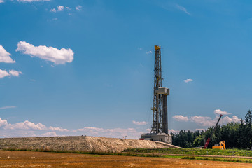 Fracking-Turm in idyllischer Landschaft