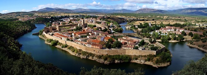 Buitrago de Lozoya, pueblo amurallado en un meandro del río Lozoya (Madrid, España).