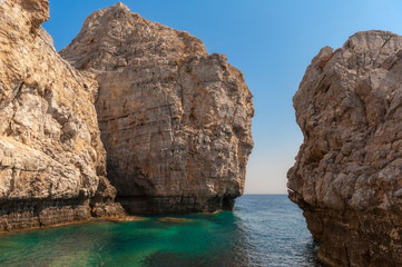 Fototapeta na wymiar Felsküste auf Rhodos, einer griechischen Insel im Mittelmeer