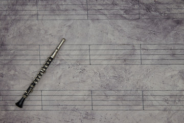 Fondo partitura con instrumento en miniatura