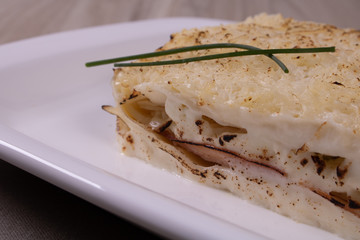 ham and cheese lasagna and white sauce