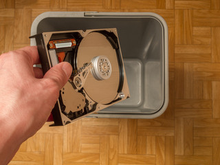 discarding a computer hard drive, the concept of obsolescence of computer components, the evolution...