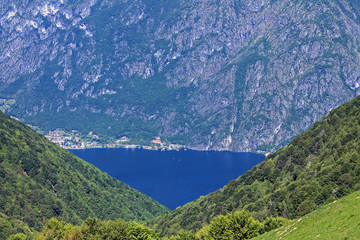 Fototapeta na wymiar Lake Como in the middle of the mountains