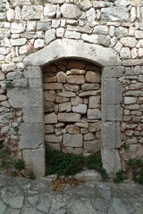 Vieille porte en pierre murée