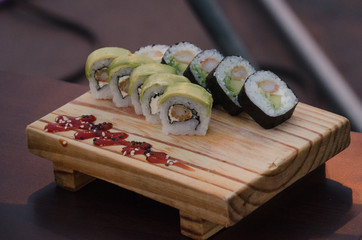 Sushi presentado en tabla