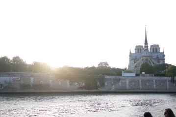 Notre-dame de Paris sur la Seine