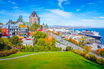 Naklejka premium Widok na panoramę starego miasta Quebec z kultowym Chateau Frontenac i Dufferin Terrace na tle rzeki św. Wawrzyńca w jesienny słoneczny dzień