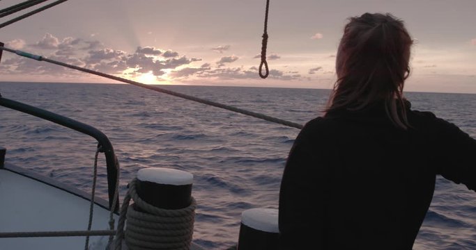 Mujer viendo atardecer