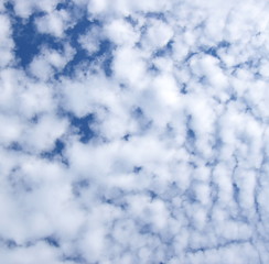 Faszinierende weiße Wolken vor strahlend blauen Himmel