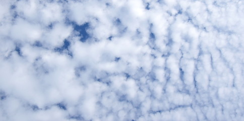 Fototapeta na wymiar Schäfchenwolken und Schleierwolken am blauen Himmel