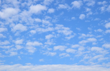 Schäfchenwolken und Schleierwolken am blauen Himmel
