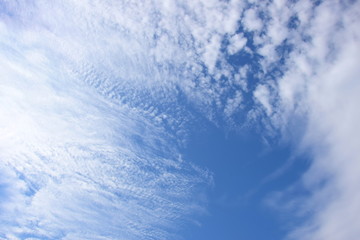 Schäfchenwolken und Schleierwolken am blauen Himmel