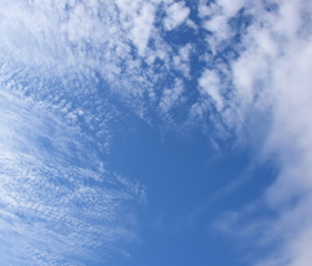 Faszinierende Wolkenbilder - weiße Wolken vor blauen Himmel - Hintergrund und Textur