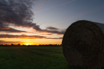Strohballen im Sonnenaufgang © Ben.Photoholic