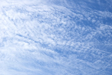 Faszinierende weiße Wolken vor strahlend blauen Himmel