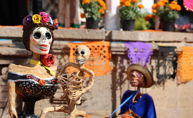 Fototapeta premium Skeleton sculptures located in a public Mexican park for celebrating the day of the death.