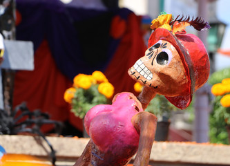 Naklejka premium Skeleton sculptures located in a public Mexican park for celebrating the day of the death.
