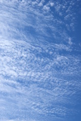 Faszinierende Wolkenbilder - weiße Wolken vor blauen Himmel - Hintergrund und Textur
