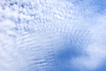 Faszinierende Wolkenbilder - wei&szlig;e Wolken vor blauen Himmel - Hintergrund und Textur