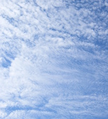 Schäfchenwolken am blauen Himmel
