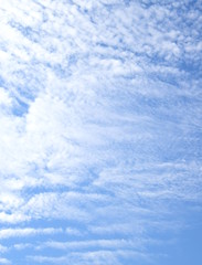 Faszinierende Wolkenstimmungen am blauen Himmel