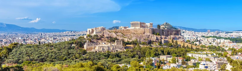 Deurstickers Athene Panorama van Athene met de Akropolis-heuvel, Griekenland. Beroemde oude Akropolis is een toporiëntatiepunt van Athene. Landschap van de stad Athene met klassieke Griekse ruïnes. Schilderachtig uitzicht op overblijfselen van het oude Athene.