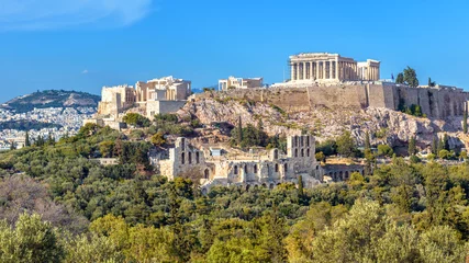 Foto op Canvas Akropolis van Athene in de zomer, Griekenland. Uitzicht op het beroemde Parthenon en Odeon van Herodes. Stedelijk landschap van het oude Athene met klassieke Griekse ruïnes. Toneelpanorama van overblijfselen van de oude stad van Athene. © scaliger