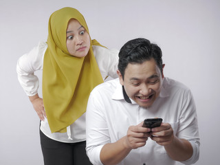 Muslim Couple Having Fight, Angry Wife Find Her Husband Cheating on Phone