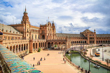 Blick auf die Plaza de España in Sevilla im Vordergrund die bunte Ballustrade des Gebäudes, Andalusien, Spanien